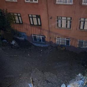 Ey&uuml;psultan'da yağış sonrası toprak kayması! 25 kişi tahliye edildi