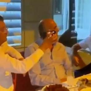 Ezanı duyuyorlar ama bozuntuya vermeden t&uuml;rk&uuml; s&ouml;yl&uuml;yorlar: &Ouml;zg&uuml;r &Ouml;zel'in yeni g&ouml;r&uuml;nt&uuml;leri