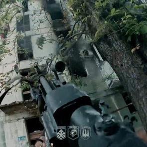 Film sahnesi değil, savaşın tam ortası: Y&uuml;ksek katlı binada nefes kesen &ccedil;atışma