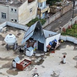 Fırtına Diyarbakır&rsquo;ı birbirine kattı: &Ccedil;atılar u&ccedil;tu minare yıkıldı