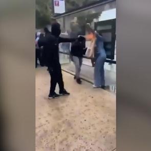 Fransa&rsquo;da dehşet: G&ouml;sterici, kadının y&uuml;z&uuml;n&uuml; alev p&uuml;sk&uuml;rt&uuml;c&uuml;yle yaktı!
