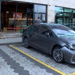 Gaz ile freni karıştırdı: &Ouml;n&uuml;ndeki ara&ccedil;la birlikte kafeye girdi