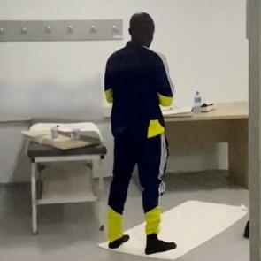 G&ouml;n&uuml;lleri fethetti! Fenerbah&ccedil;e'nin yıldızı ma&ccedil;tan sonra stadyumda namaz kıldı