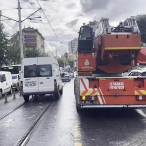 G&uuml;ng&ouml;ren'de tramvay minib&uuml;se &ccedil;arptı: Yaralılar var!