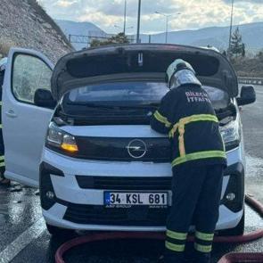Hareket halindeki ticari ara&ccedil; alev alev yandı