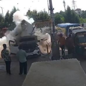  Hindistan'da dolum yapan CNG'li ara&ccedil; patladı: 2 yaralı