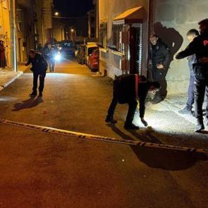Husumetlisini evinin &ouml;n&uuml;nde pusu kurup silahla yaraladı