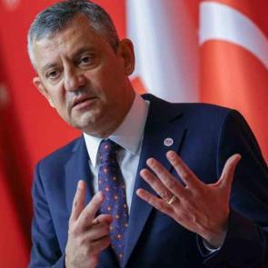 &Ouml;zg&uuml;r &Ouml;zel'e peş peşe tepkiler: Senin siyasi mayan da yok, yalvarmaya devam et...