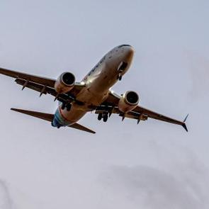 İsrail'de kriz &ccedil;ıktı, kamu kurumları birbirini su&ccedil;luyor: Yolcu listesini &ouml;nceden almışlar