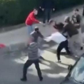 İstanbul trafiğinde bildik manzara: Caddeyi ringe &ccedil;evirdiler