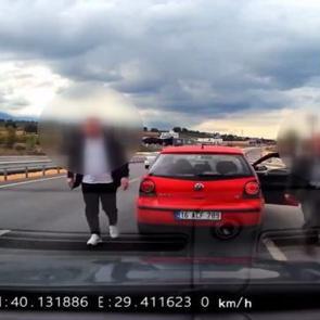  Otomobilin &ouml;n&uuml;n&uuml; kesen magandaları polis affetmedi rekor ceza kesildi
