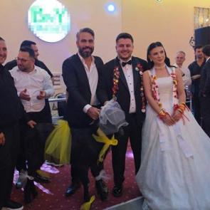 Adana'da d&uuml;ğ&uuml;ne damga vuran takı! Gelin ve damada ke&ccedil;i hediye edildi
