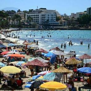 Kuşadası'nda 'sarı yaz' bereketi: Otellerde doluluk y&uuml;zde 70'i aştı