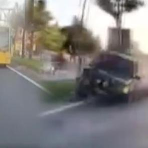 Maslak'ta karşı şeride ge&ccedil;en cip, İETT otob&uuml;s&uuml;ne &ccedil;arptı: 3 yaralı