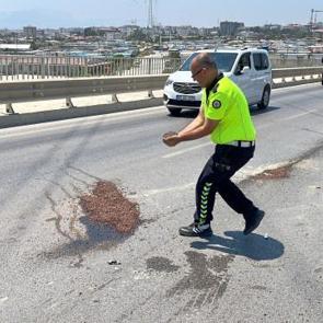 Hatay'da trafik polisinin hareketi takdir topladı