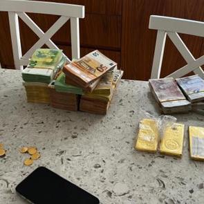 Mersin'de yolsuzluk soruşturması: Ş&uuml;phelinin evinden servet &ccedil;ıktı
