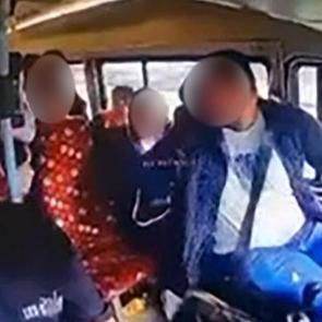 Minib&uuml;s şof&ouml;r&uuml;, yolcularla konuşurken kaza yaptı