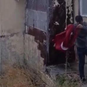 Okul yangınında y&uuml;rekleri ısıtan g&ouml;r&uuml;nt&uuml;: T&uuml;rk bayrağını b&ouml;yle korudu