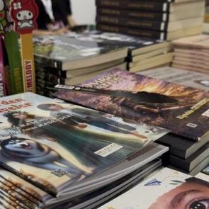 Okuma tutkusu yazarlığa d&ouml;n&uuml;şt&uuml;! İkiz kardeşlerin kitap fuarı heyecanı