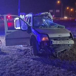 Otob&uuml;s ile hafif ticari ara&ccedil; &ccedil;arpıştı: 2 &ouml;l&uuml; 3 yaralı