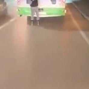 Otob&uuml;s&uuml;n arkasına tutunarak patenle yolculuk etti