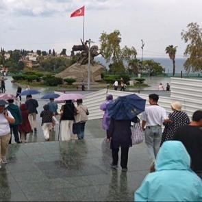 Sağanak yağış turistleri durduramadı: Antalya&rsquo;da geziler şemsiyeli devam etti