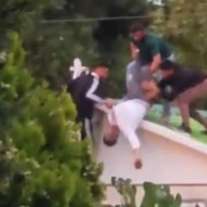 Sakarya'da akıma kapılan gen&ccedil; &ccedil;atıdan sarkıtılarak indirildi, hastanede hayatını kaybetti