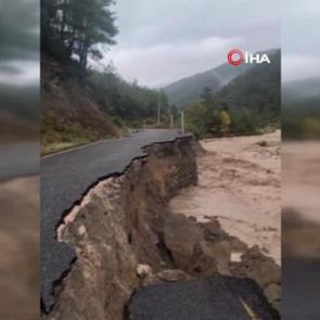Sakarya'da kuvvetli sağanak: Yollar kapandı, evleri su bastı!