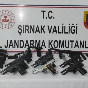 Şırnak'ta 3 tırda uyuşturucu ve silah ele ge&ccedil;irildi: 4 ş&uuml;pheli g&ouml;zaltına alındı