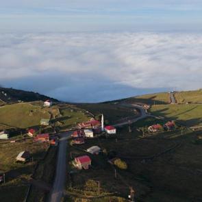Sonbahar bulutların &uuml;zerine de geldi: Trabzon&rsquo;un masalsı yaylaları g&ouml;r&uuml;nt&uuml;lendi