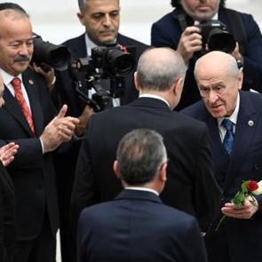 Meclis'te Erdoğan'a s&uuml;rpriz jest: Bah&ccedil;eli'den kırmızı-beyaz g&uuml;ller 