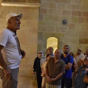 798 yıllık miras i&ccedil;in g&ouml;n&uuml;ll&uuml; rehberlik: Amacı ziyaret&ccedil;iler 'boş taşa bakmasın'