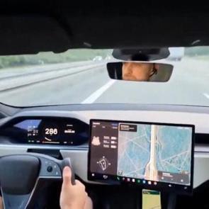 Tesla'da 286 km hıza ulaşan s&uuml;r&uuml;c&uuml; dehşeti yaşadı! Ara&ccedil; hurdaya d&ouml;nd&uuml;