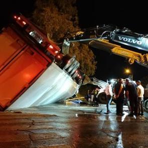 Tır, kırmızı ışıkta bekleyen otomobile &ccedil;arptı, durağa devrildi: 2 kişi feci şekilde &ouml;ld&uuml;