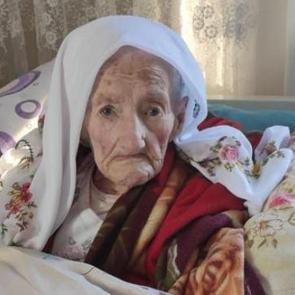 Torununun torununu g&ouml;rd&uuml;! Salli ninenin yaşını &ouml;ğrenen maşallah diyor