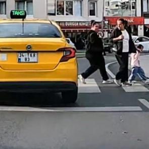 Trafikte taksi ter&ouml;r&uuml; kamerada: Yaya ge&ccedil;idindeki &ccedil;ocuğu bile hi&ccedil;e saydı