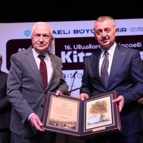 T&uuml;rkiye&rsquo;de sadece Kocaeli yapıyor; Ağa&ccedil;lar kitap a&ccedil;tı