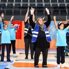 &Uuml;mraniye'de D&uuml;nya Yaşlılar G&uuml;n&uuml;'nde kuşaklar arası buluşma