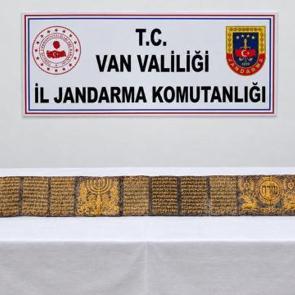Van'da tarihi eser operasyonu: Altın yaldız işlemeli Tevrat ele ge&ccedil;irildi