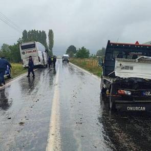 Yolcu otob&uuml;s&uuml;, kamyonete &ccedil;arptı: Yaralılar var