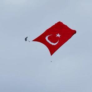 G&ouml;ky&uuml;z&uuml;nde tarihi rekor: TSK&rsquo;dan 3 bin 37 metrekarelik T&uuml;rk bayrağı ile atlayış!