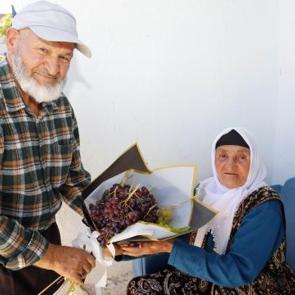 &Ouml;zg&uuml;n hediye dedikleri bu olsa gerek! 58 yıllık hanımına her doğum g&uuml;n&uuml;nde &uuml;z&uuml;m veriyor