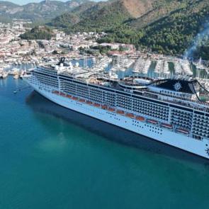 Resmen limana sığmadı: Binlerce turist esnafın y&uuml;z&uuml;n&uuml; g&uuml;ld&uuml;rd&uuml;