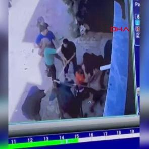 Adana&rsquo;da &ccedil;ocuk g&uuml;r&uuml;lt&uuml;s&uuml; kavgası kanlı bitti: Zincir ve sopalarla saldırdılar!