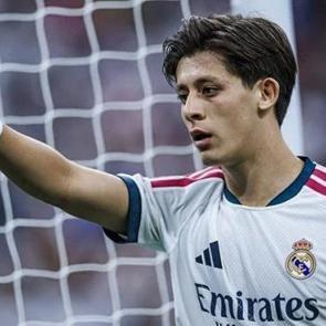 Arda G&uuml;ler'e Real Madrid'de bir &ouml;d&uuml;l daha! En iyisi se&ccedil;ildi