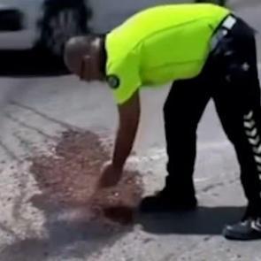 Bakan &Ccedil;ift&ccedil;i&rsquo;den avu&ccedil; avu&ccedil; toprak taşıyan polise teşekk&uuml;r: 'İyi ki varsınız'