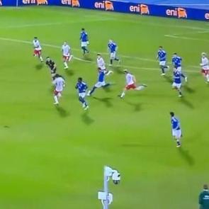 Bir d&ouml;nem S&uuml;per Lig devinde oynamıştı! Kendi sahasından attığı gol g&uuml;ndem oldu