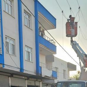 &Ccedil;atı sacı elektrik teline değdi: Akıma kapılan usta &ouml;ld&uuml;, 2 &ccedil;ırak ağır yaralı