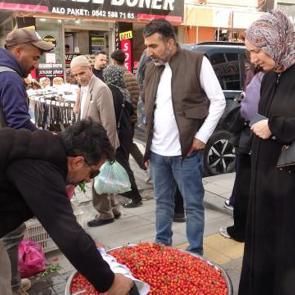 Dağlarda kendiliğinden yetişiyor! Bardakla alırsanız 50 lira, kiloyla 400 lira!