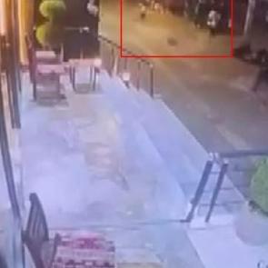 Diyarbakır&rsquo;da yolda y&uuml;r&uuml;yen kadın, &ouml;l&uuml;mden saniyelerle kurtuldu